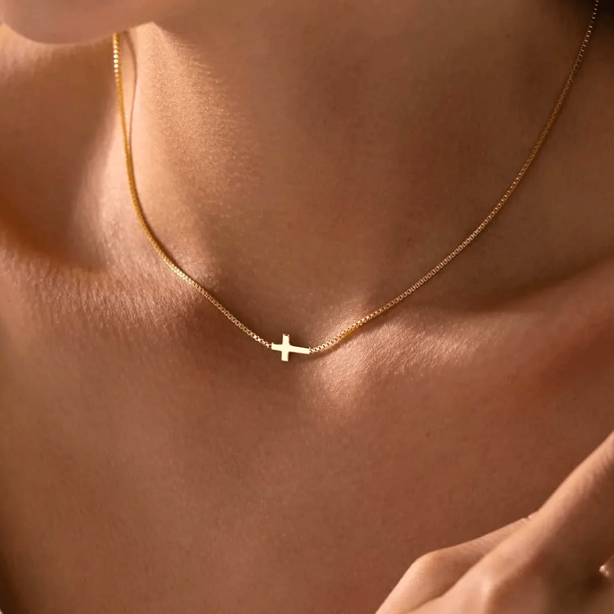 Kreuzkette in Goldfarbe für Damen – Wasserfest &amp; Hypoallergen | Diamanta Silent Grace