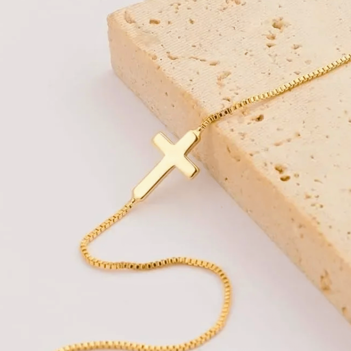 Kreuzkette in Goldfarbe für Damen – Wasserfest &amp; Hypoallergen | Diamanta Silent Grace