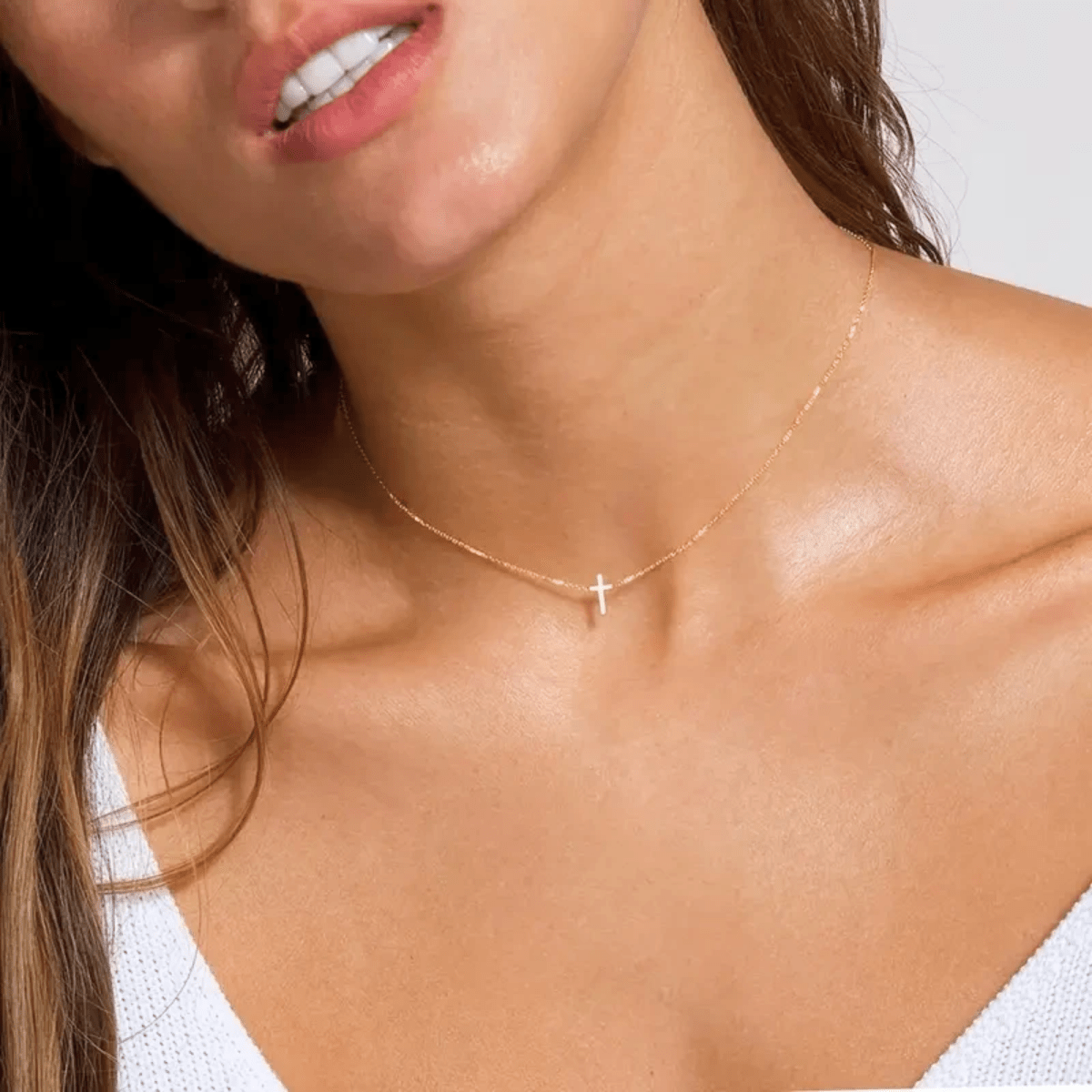 Minimalistische Kreuzkette in Gold – Diamanta Pure Grace™