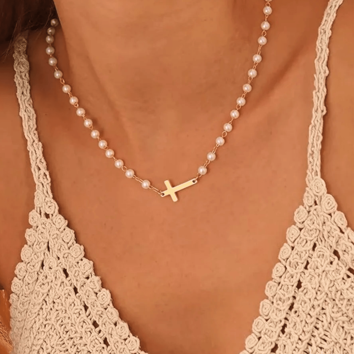 Pärlhalsband med Guldigt Kors – Diamanta Pearl Cross™