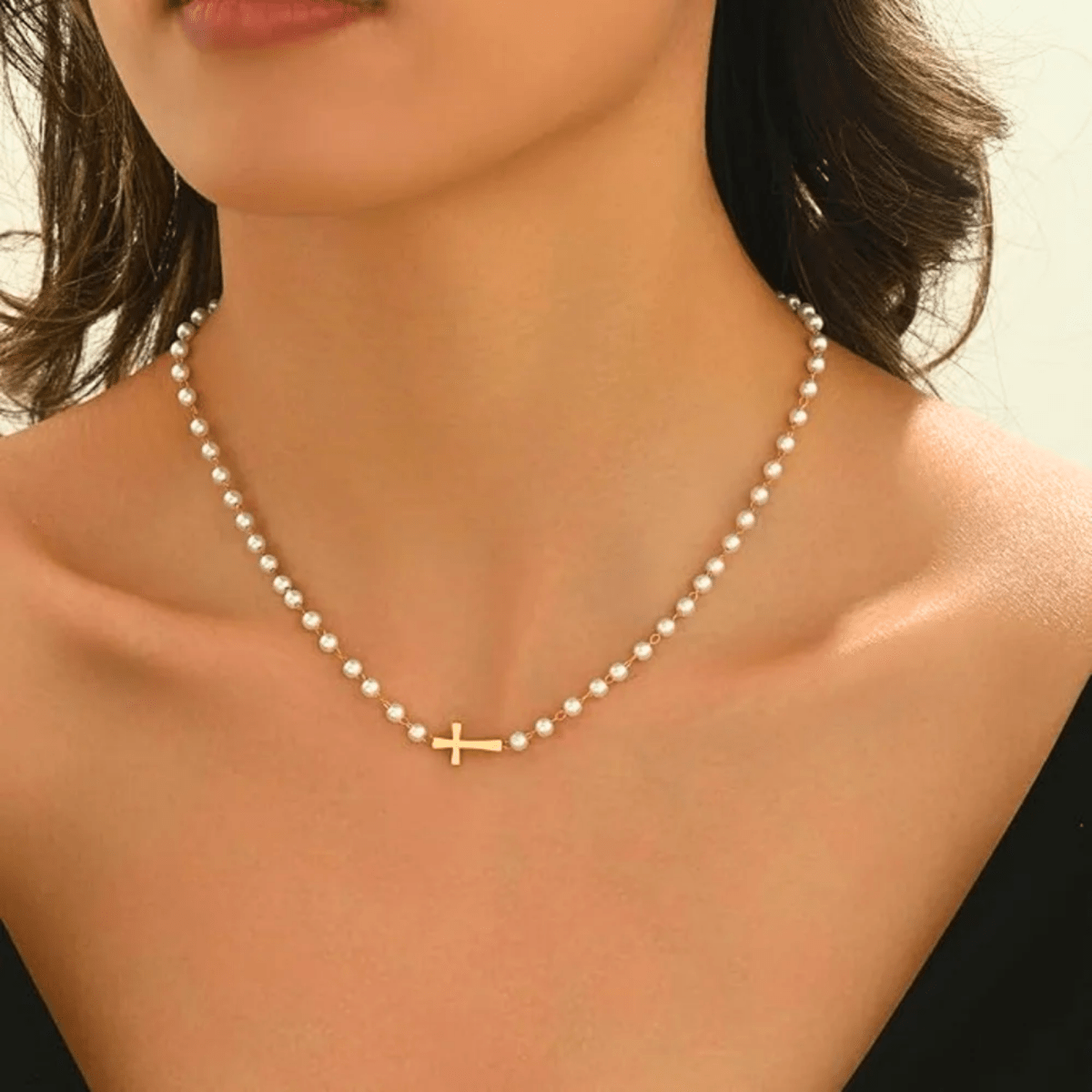 Pärlhalsband med Guldigt Kors – Diamanta Pearl Cross™
