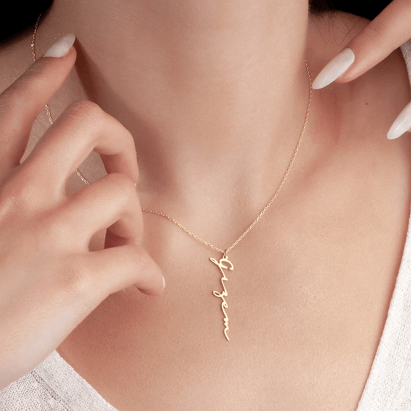 Vertikale Namenskette in Gold – Personalisiertes Geschenk aus Edelstahl