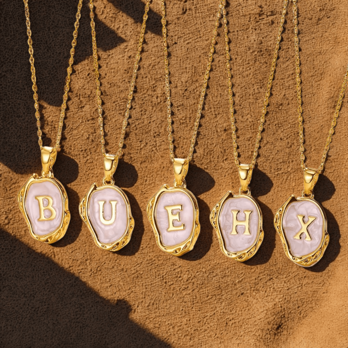 Diamanta Pearl™ A–Z – Buchstabenkette in Perlmutt- und Goldtönen