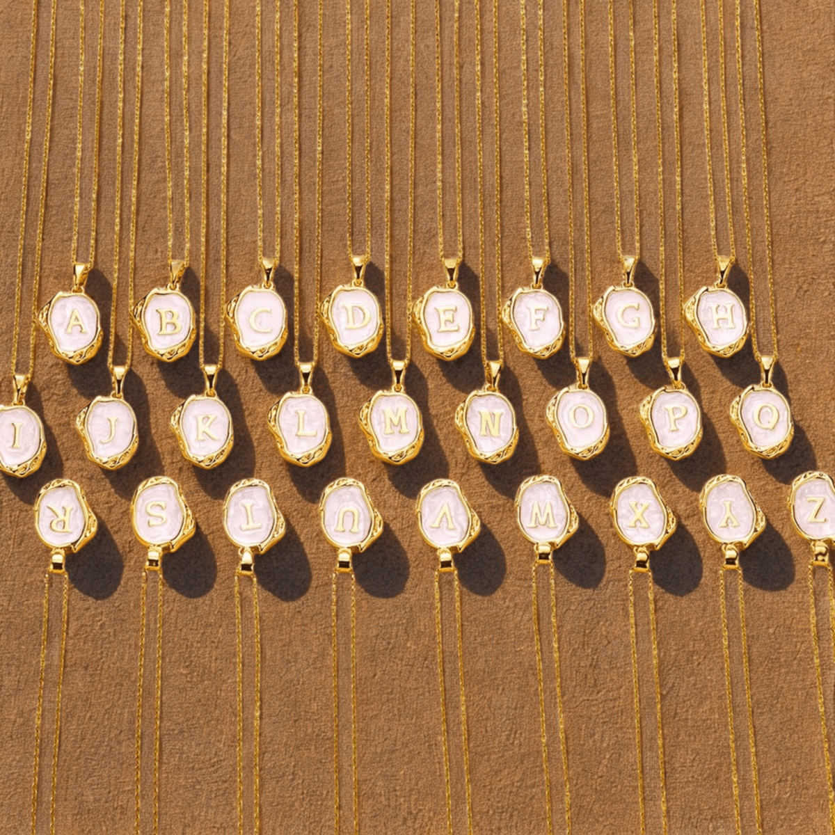 Diamanta Pearl™ A–Z – Buchstabenkette in Perlmutt- und Goldtönen