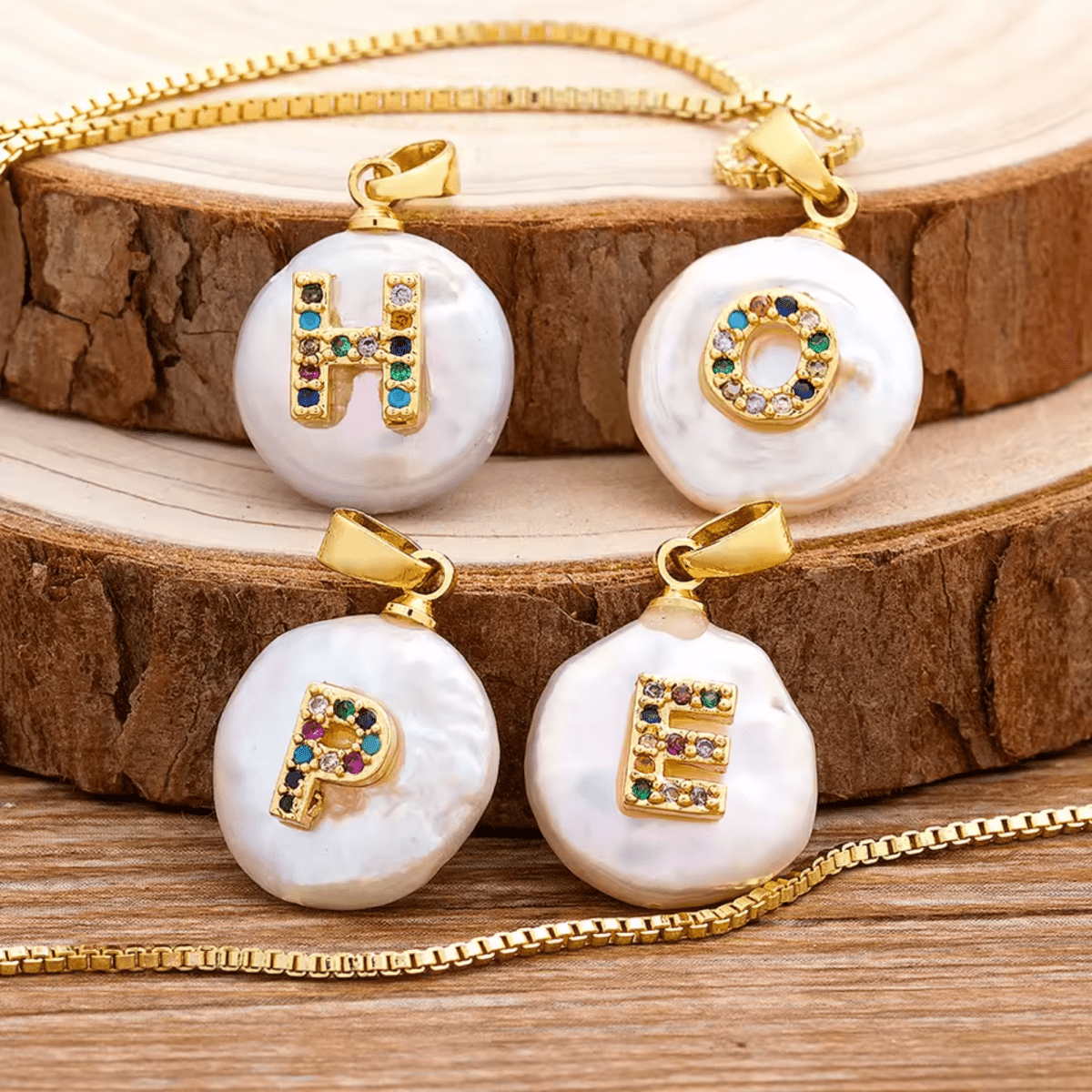 Diamanta Rainbow Pearl™ A–Z – Buchstabenkette mit bunten Steinen &amp; Perlendesign